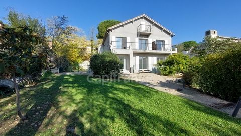 Cet appartement de plain-pied est idéalement situé au rez-de-chaussée d'une maison individuelle entièrement rénovée. Niché dans une impasse paisible, ce bien offre un cadre de vie calme à seulement 10 minutes à pied des commerces et transports en com...