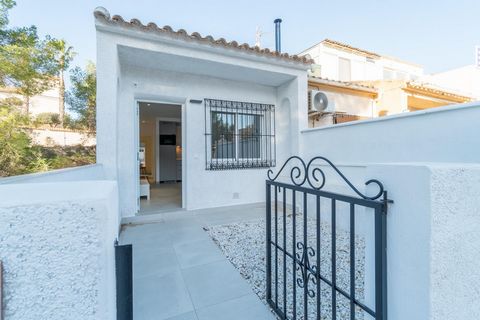 Dieses charmante Anwesen liegt in einer der begehrtesten Gegenden von Orihuela Costa und bietet die perfekte Kombination aus Komfort, modernem Stil und Nähe zum Meer.~~Das komplett renovierte und möblierte Haus erstreckt sich über ein 52 m² großes Gr...