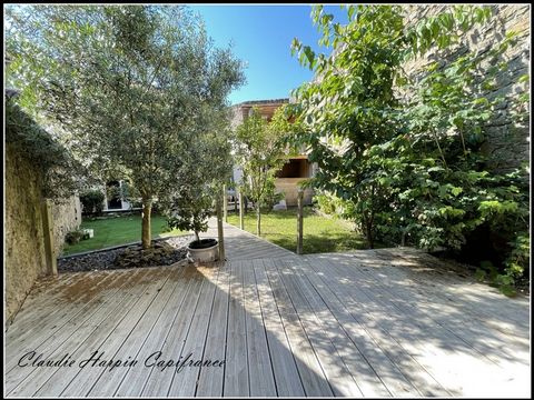 Parthenay, proche des commerces, services et écoles, cette maison souvre à arrière sur un espace clos de murs absolument bluffant, comprenant terrasse carrelée avec store, jardin dagrément, et une seconde terrasse en bois et cuisine dété pour des mom...