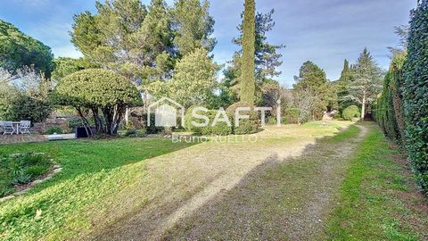 In the village of Les Cluses (66480), close to Le Boulou and Spain, come and discover this traditional single-storey house, set in lovely wooded grounds of 1600 m². The house comprises a living room with fireplace, separate kitchen, 3 bedrooms, bathr...