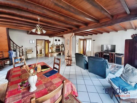 4-ROOM HOUSE WITH GARDEN Located in the peaceful village of Echassières, come and visit this 4-room house of 127 m². It is composed of a living-dining room of about 40 m², a kitchen, a pantry, a shower room-WC upstairs, three bedrooms as well as a ba...