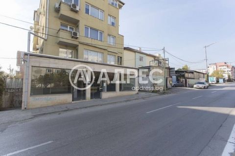 We offer for sale a shop with a 10-meter face to Andrey Lyapchev Boulevard in good condition! It consists of a commercial hall and a bathroom. The total area is 132 m2, of which 107 m2 is built-up. The height of the ceilings is about 3 m. This proper...