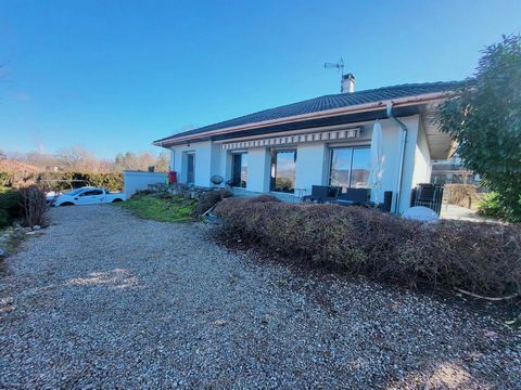 Située dans un quartier calme, cette maison lumineuse et fonctionnelle offre des espaces bien pensés et une vue dégagée sur les hauteurs d'Oyonnax. Au rez-de-chaussée 115 m² habitable, vous découvrirez une vaste pièce de vie baignée de lumière, grâce...