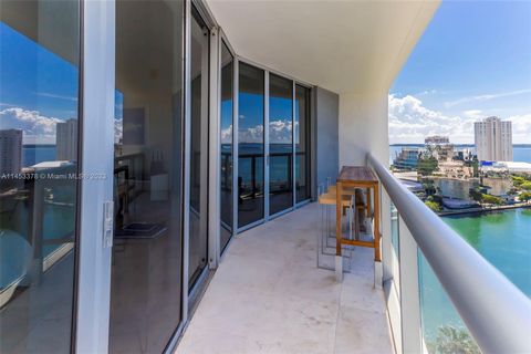 Immense appartement de 1 chambre, 1 salle de bain avec vue directe sur la baie de Biscayne jusqu’à Key Biscayne. Profitez d’une vue imprenable sur l’eau depuis chaque chambre! Balcon surdimensionné s’étendant sur toute la largeur de l’appartement, ac...