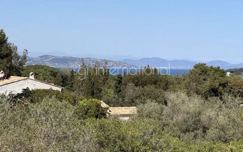 Villa 195m2 to renovate - land 2200m2 - near the village of Saint Tropez - sea view from the first floor - unobstructed view of the surrounding hills - construction project of 470m2 possible with building permit granted and appeals purged - quiet res...