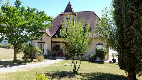 Nichée sur les hauteurs d'un village situé proche de Figeac, cette magnifique maison des années 80 offre une vue somptueuse sur les alentours. Elle se compose au RDC d'une entrée donnant accès à un vaste et lumineux salon/séjour ouvert sur la terrass...