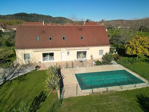 Uitzonderlijke leefomgeving voor deze prachtige eengezinswoning. Het gebouw van 223 m2 woonoppervlak is gelegen aan de rand van het dorp Saint Julien de Lampon, een dorp in de Dordogne Vallei waar veel voorzieningen te vinden zijn. Het werd voltooid ...