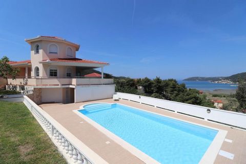 Fantastique villa de luxe avec vue sur la mer sur l'île de Rab à Supetarska Draga ! Emplacement parfait au sommet de la colline, entouré de verdure et surplombant la mer. La villa a été construite en 2008. Elle se compose d'un rez-de-chaussée et d'un...