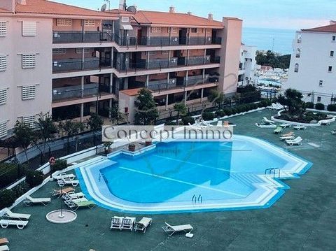 Furnished two bedroom apartment in the heart of Los Cristianos with beautiful balcony! This modernised and fully furnished apartment is located in a central but quiet area of Los Cristianos, in a complex with a swimming pool with sun loungers, solari...