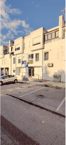 Opportunité d'acquérir cet appartement T1 d'une superficie de 58 m², situé au rez-de-chaussée d'un immeuble de 2 étages à Quinta da Palmeira, Albufeira. Idéalement situé à proximité des commerces et services, il se trouve à quelques minutes des princ...