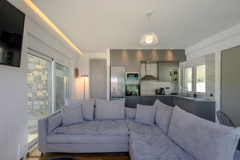 Cette villa confortable à Agia Triada propose 2 chambres et peut accueillir jusqu'à 4 personnes, ce qui la rend idéale pour les petites familles ou les groupes. Avec 79 m² d'espace habitable, la villa est nouvellement construite et offre une vue sur ...