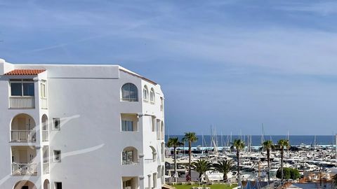 Este apartamento en la segunda planta, con mucha luz natural, se encuentra justo frente al pintoresco puerto de Santa Eulalia. Su ubicación privilegiada ofrece la comodidad de estar a solo unos pasos de servicios esenciales como restaurantes, superme...