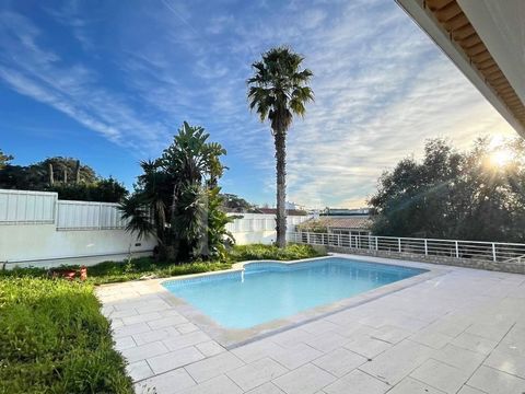 3-bedroom detached villa for sale in Sesimbra, situated in a quiet residential area just a few minutes from this fishing village, Praia do Meco and less than 40km from Lisbon. Set on a plot of 859m2, the villa comprises an entrance hall leading to a ...