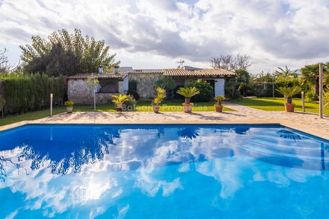 Esta encantadora villa en venta en Alcudia cuenta con una valiosa licencia vacacional y está situada en un sereno entorno rural, a tan sólo un corto trayecto en coche de las playas . Rodeada de naturaleza e impresionantes vistas a la montaña, esta pr...