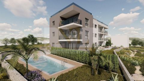 Appartement S5 à vendre au premier étage d’un immeuble, Okrug Gornji, île de Čiovo. L’appartement est situé dans un immeuble de 9 unités résidentielles, à 500 mètres de la mer et de la plage, dans un emplacement panoramique à Okrug Gornji. L’immeuble...