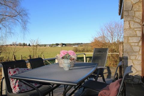 Dit chalet in de Ardennen heeft 3 slaapakmers. Het is geschikt voor een fijne gezinsvakantie. In de grote tuin kunnen jij en je hond(en) heerlijk nagenieten van een dagje eropuit in de Ardennen. In de buurt is genoeg te doen. Denk aan vissen, fietsen...