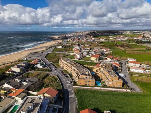 Bem-vindo a um pedaço de paraíso à beira-mar! Este encantador apartamento em Lavra é a escolha perfeita para famílias que sonham viver pertinho da praia. Com uma localização invejável, a apenas 1 minuto a pé das ondas do Atlântico, promete uma vida d...