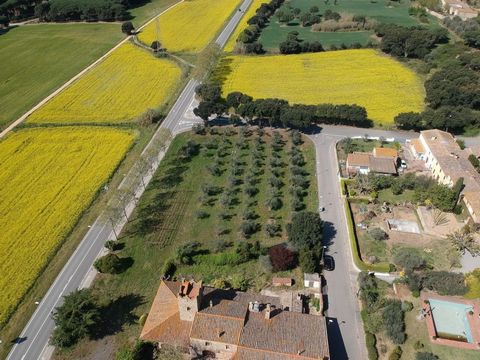 Attention, restorers!For sale a fortified farmhouse in the center of Baix Empordà, listed as a historical monument and built in 1384. This property is the ideal place to create a dream restaurant, with gardens and views open to nature, as well as bei...