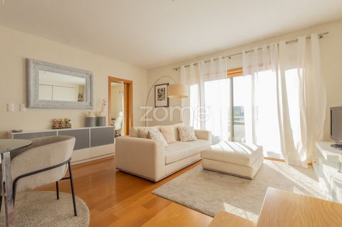 Identificação do imóvel: ZMPT573414 Located on the top floor of a pristine 2008 building, this T0+2 duplex apartment is perfect for those seeking comfort, privacy, and unobstructed views. With two well-positioned terraces – one facing east and the ot...