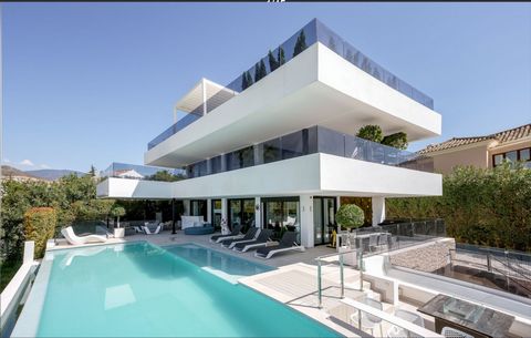 Genesteld in het hart van de levendige wijk Marbella, biedt deze prachtige villa de perfecte mix van gemak en luxe. Met 5 ruime slaapkamers en 4 strakke badkamers is deze woning ideaal voor wie op zoek is naar een comfortabele en stijlvolle woonervar...