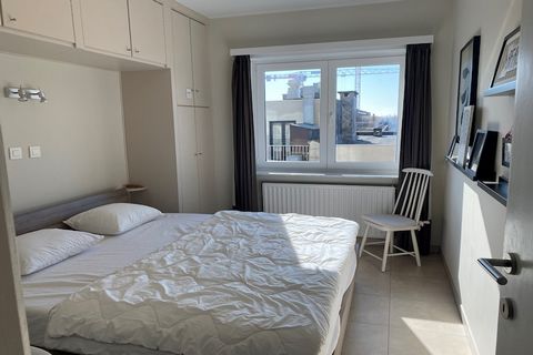 2 bedroom apartment on the sea wall. Wifi and digital TV. Garage included within walking distance. Nestled in the serene coastal town of Nieuwpoort, this exquisite apartment offers the perfect blend of comfort, convenience, and breathtaking vistas. L...