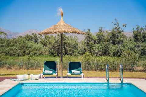 Ontsnap naar een oase van rust op ons landgoed met zwembad, gelegen in de prachtige baai van Pollensa, op slechts een steenworp afstand van de zee. Dit charmante pand biedt privacy en rust, omgeven door weelderig groen en een ruim terrein. Het landgo...