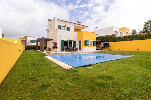 Fantastic 3+1 bedroom villa, located in Almargem do Bispo, Sintra. 3+1 bedroom villa, with generous areas, consisting of three bedrooms, one of them en suite, three bathrooms, living room, kitchen and office, which can be converted into another type ...