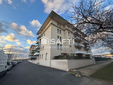 Situé dans la charmante ville de Caen (14000), cet appartement T2 de 36m2 offre un cadre de vie idéal. Proche des commodités telles que bus, lycée et collège, cet appartement bénéficie d'une excellente desserte. Une exposition est assure une luminosi...