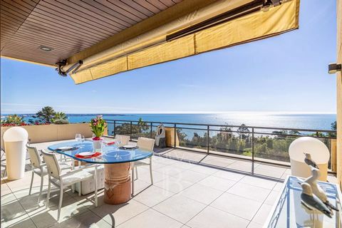 Splendid 5 bedrooms duplex apartment with panoramic sea view from Cap d'Antibes to the Îles de Lérins. In a green, secure residence with caretaker, you'll enjoy two swimming pools (one heated) and two tennis courts. On the second floor, a large livin...