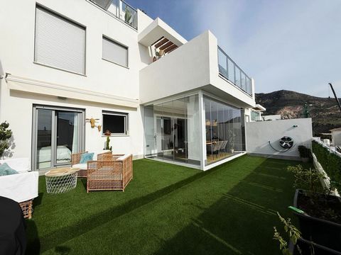 Spectacular flat of recent construction in an exclusive urbanization of Benalmadena! It stands out for its contemporary design, high quality finishes and a distribution designed for maximum comfort. Open plan living room where the modern kitchen with...