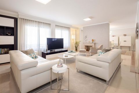 4 bedroom apartment in Quinta do Lambert, in a condominium with garden and swimming pool With 224m2, this apartment was completely refurbished about 3 years ago, with intervention in the entire electrical network and plumbing and giving quality and c...