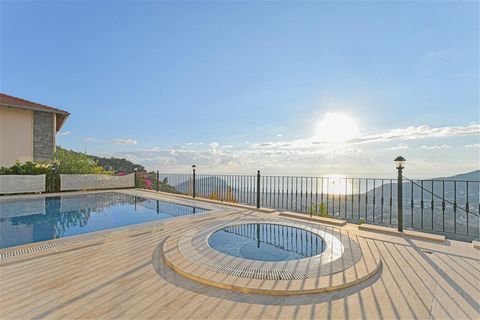 Een villa in Bektas (Alanya) te koop Indeling villa: 4+1, totale oppervlakte: 300 m², afstand tot de zee: 3000 m Gelegen boven het centrum van Alanya, in de bergen bedekt met naaldbossen, is het waarschijnlijk de meest pittoreske wijk van de regio. B...