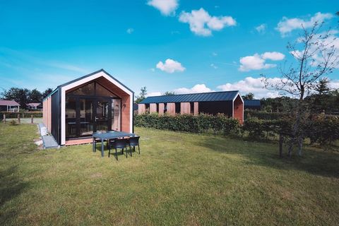 Das Design dieser schönen Unterkunft orientiert sich an den beliebten Tiny Houses, ist aber etwas geräumiger. In diesem Chalet verfügen Sie über zwei vollwertige Schlafzimmer, die jeweils mit zwei Boxspring-Einzelbetten ausgestattet sind, die eventue...