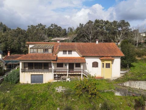 Ik presenteer u een villa gelegen op 2 minuten van het centrum van het dorp Serpins bestaande uit 3 verdiepingen, ingevoegd op een stuk grond met 1470 m2, en met een panoramisch uitzicht op 180º graden naar de Serra da Lousã. Op de begane grond vinde...