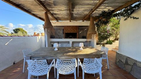 Gemütliche Villa im Montgó von Denia, mit schönem Meerblick, privatem Pool mit Wasserfall und sehr schönem und pflegeleichtem mediterranem Garten.  Das Haus wurde in einem Stil zwischen Ibiza und Rustikal renoviert und verfügt über eine Etage mit 3 S...