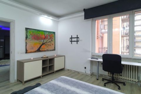 Ten przestronny apartament w Luino, położony na 1. piętrze, oferuje idealne połączenie komfortu i wygody. Przytulny salon wyposażony jest w telewizor, stół jadalny i część wypoczynkową, idealną do relaksu po dniu zwiedzania. Kuchnia jest w pełni wypo...