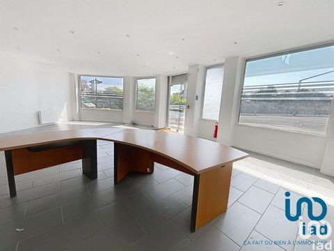 iad France - Angélique Caruel ... vous propose : Local commercial, Bureaux de 79 M2 environ, Proche Lycée Saint Michel et Clinique des Bleuets, 5 minutes du centre en tram. Idéal pour professions libérales, Médecins, kinésithérapeutes et autres entre...