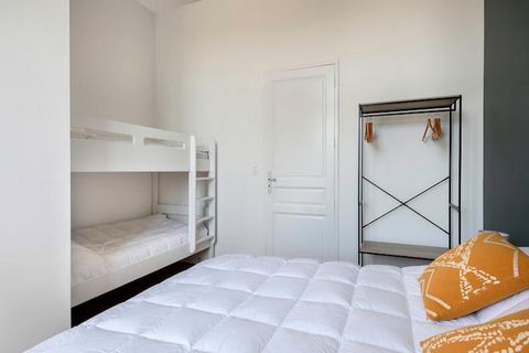 Waar de zeebries de geur van zout en avontuur met zich meedraagt, nodigt dit prachtige appartement in het hart van Le Croisic u uit om de ware essentie van het leven aan de kust te ervaren. Met een adembenemend uitzicht op de bruisende haven is dit v...