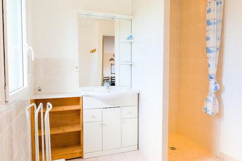 Là où l'océan azur rencontre la campagne verdoyante, cette charmante maison près de Plomeur vous ouvre les portes de la région enchanteresse de Bigouden. Imprégnez-vous de l'authentique art de vivre breton, de sa riche gastronomie à son patrimoine hi...