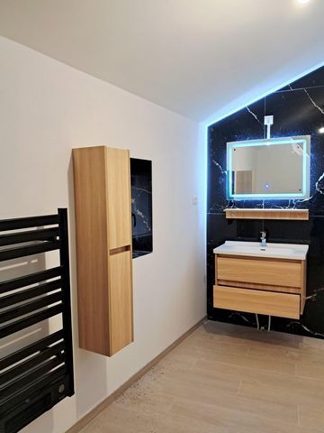 Maison entièrement rénovée 2 chambres avec jardin et garage.