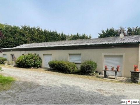 Bâtiments (5) d'environ 2300 m² - Terrain environ 4 hectares - Logement de fonction