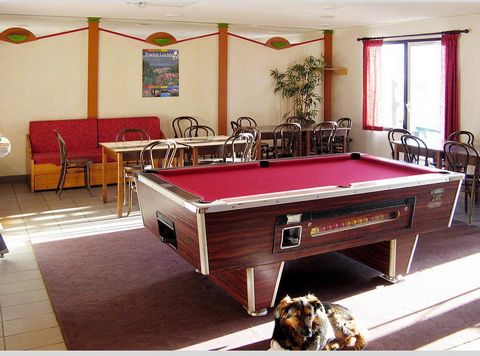 Situated in the district of Bergers, in the ski resort of Alpe d'Huez, 300m away from the shops and a few steps from the ski lifts. For an enjoyable stay, the residence offers facilities such as a games room (with a snooker table), bread delivery ser...
