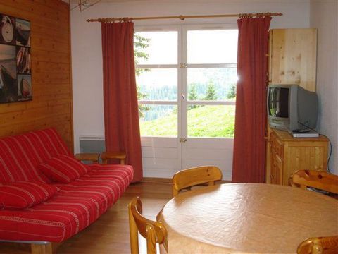 The Chalet Arbaron is in the Hameau de Flaine area of Flaine. The ski slopes and ski lifts in Flaine 1500 are 1.5 km from the chalet and the shops and amenities of the resort centre are 2 km are away. The chalet has 12 apartments. Surface area : abou...