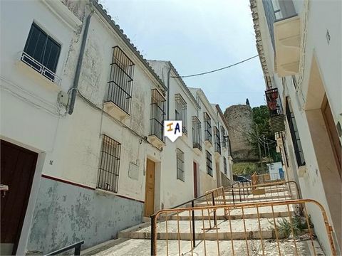 Deze woning is gelegen in de stad Estepa, in de provincie Sevilla, Andalusië, in een mooie straat, typisch Andalusische stijl. Op de begane grond is er een hal die leidt naar een ruime woonkamer met een open trap, een slaapkamer op de begane grond en...