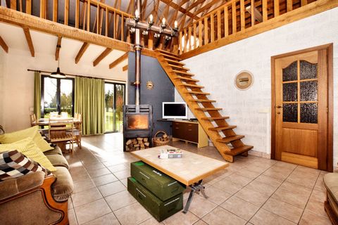 Situato a Rendeux Ardennes, questa elegante casa vacanze dispone di 2 camere da letto per 6 persone. Adatto per un gruppo di amici o famiglie, gli ospiti possono gustare un barbecue caldo e un salotto nel grande giardino in questa struttura per bambi...