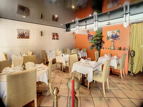 Joli restaurant de spécialités Marocaine, situé en plein coeur de Salon de Provence. Salle de 30 couverts et 20 couverts en terrasse. Le restaurant comprend une salle d'environ 42 m2 pouvant accueillir 30 couverts avec sa terrasse d'environ 20 couver...