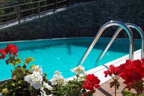 Dit vakantiehuis is gelegen in Casola in Lunigiana. Het huis heeft 1 slaapkamer en is geschikt voor 4 personen, ideaal voor een gezin. De accommodatie beschikt over een gedeeld zwembad en privéterras. Argigliano, een klein centrum op 350 m onder de z...
