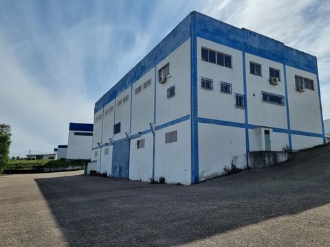 Torres Novas Industrial Zone Warehouse Basement building, r/ch and 1 floor, intended for warehouse and industrial activity with covered area of 450 m2, usable area 1350 m2 and patio of 2757 m2. Business continuity, as well as all machines, utencilios...