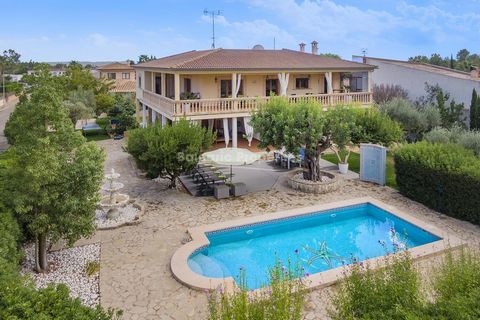 Charming villa with colonial style terraces and mature gardens near Pollensa This wonderful villa is offered for sale close to the town Pollensa, in a highly desirable residential area. It boasts impressive architecture with colonial-style terraces, ...