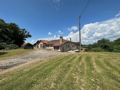 Summary Old farmhouse with 156m2 of living area along with several outbuildings. Location Situated 10 minutes from a spa centre with leisure area, lake, 12 minutes from a charming town with all amenities. Interior The house offers an entrance hall, a...